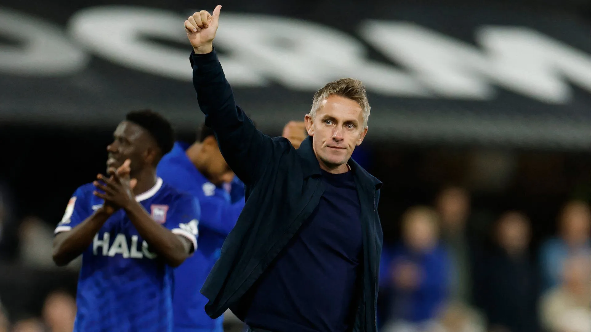 Kieran McKenna trong một cuộc họp báo tại Ipswich Town