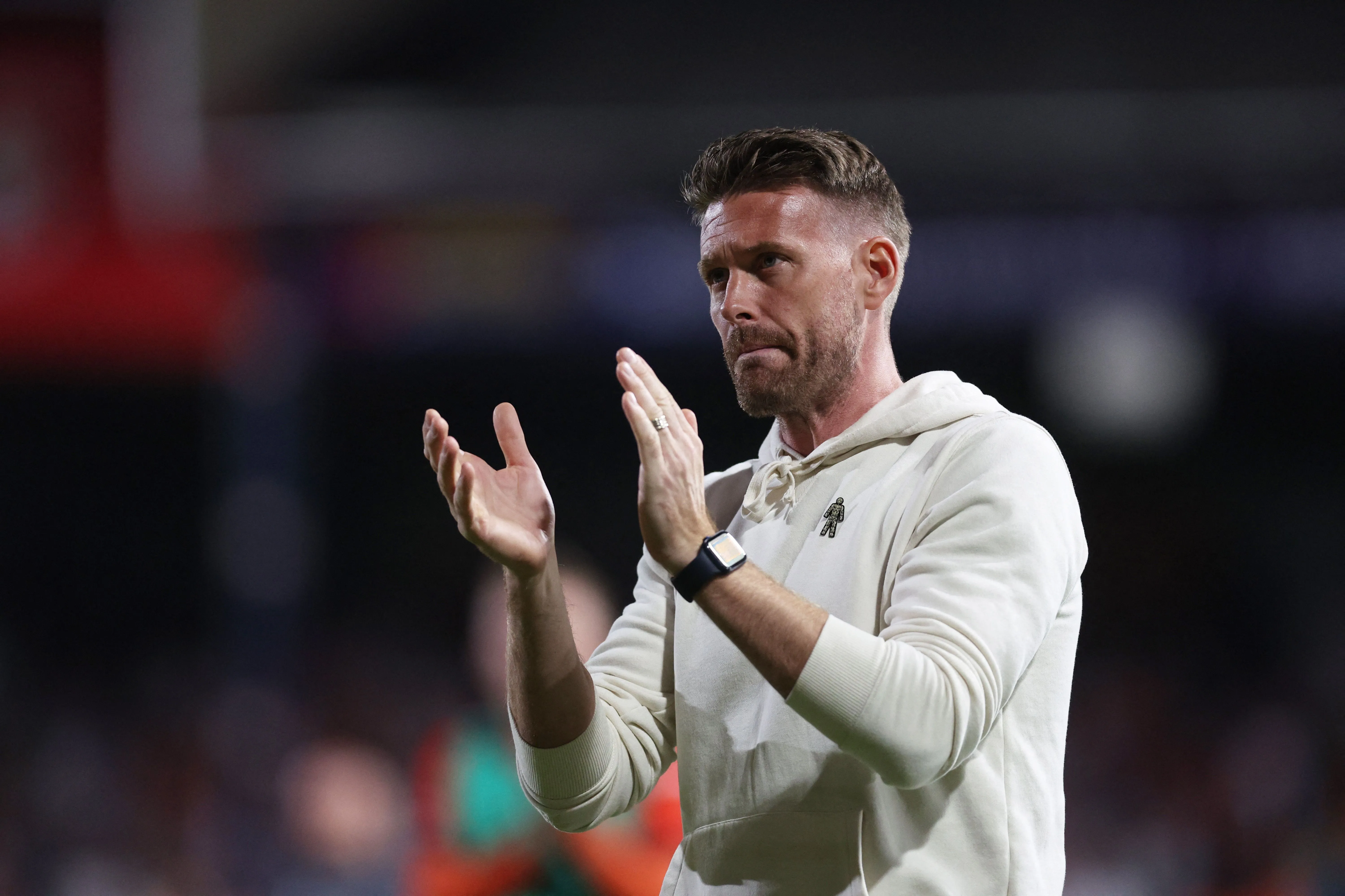 Rob Edwards vỗ tay cùng người hâm mộ trong chiến dịch tại Middlesbrough