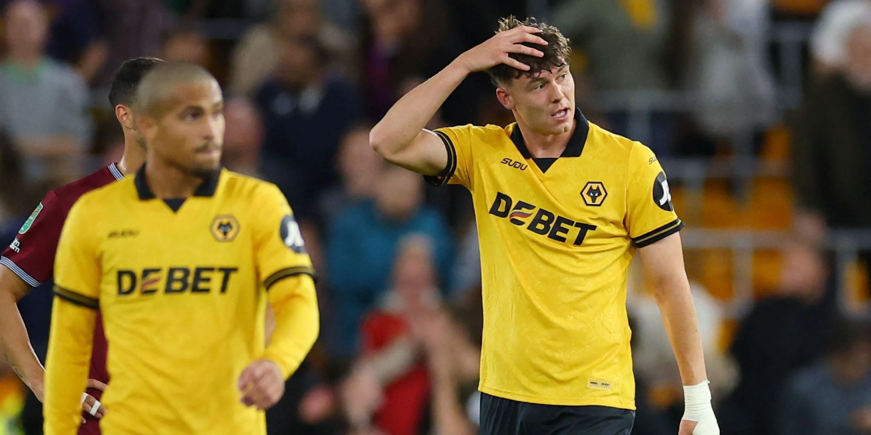 Strand-Larsen đang tranh chấp bóng trong một trận đấu Premier League của Wolves